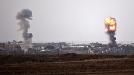 De la fum&eacute;e apr&egrave;s des raids a&eacute;riens isra&eacute;liens dans le sud de la bande de Gaza le 16 novembre 2012. (JACK GUEZ / AFP)