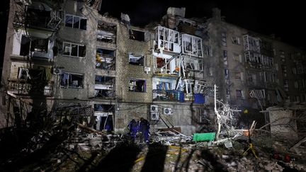 Les secouristes à l'œuvre après une frappe sur un immeuble résidentiel de Pokrovsk, dans la région de Donetsk (Ukraine), le 7 août 2023. (ANATOLII STEPANOV / AFP)