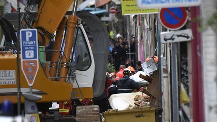 Le travail des secours lors de l'effondrement des immeubles à Marseille. (CHRISTOPHE SIMON / AFP)