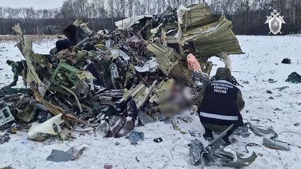 Capture écran de la vidéo du comité d'enquête russe sur le crash d'un avion russe dans la région de Belgorod, frontalière avec l'Ukraine, le 25 janvier 2024. (HANDOUT / RUSSIAN INVESTIGATIVE COMMITTEE / AFP)