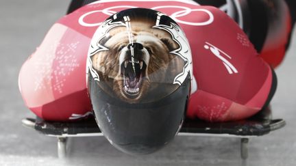 Dave Greszczyszyn a choisi d'orner son casque d'un ours entouré de feuille d'érable, pour représenter son pays, le Canada. (EDGAR SU / REUTERS)