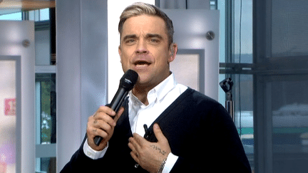 Robbie Williams sur le plateau de France2
 (France2/culturebox)