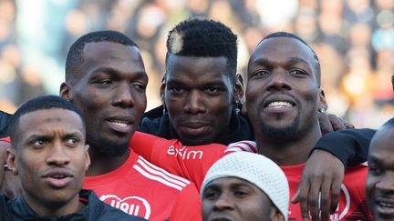 Les frères Pogba réunis lors d'un match de gala en 2019 : Paul Pogba (a centre), Florentin Pogba (à gauche)&nbsp;et Mathias Pogba (à droite). (GUILLAUME SOUVANT / AFP)