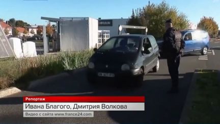 Le journal de la première chaîne russe, Pervy Kanal, montre des images diffusées une première fois par France&nbsp;24 des files d'attente dans les stations-service en France, le 16 octobre 2022. (CAPTURE D'ÉCRAN PRIVY KANAL)