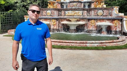 Olivier Grain devant le Buffet d’eau du Trianon, jardin du Château de Versailles (AGATHE MAHUET / FRANCEINFO :RADIOFRANCE)