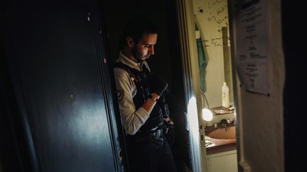 Un officier de police secours intervient dans un appartement où une mère est accusée d’avoir battu son enfant, le 7&nbsp;mai 2020 à Paris. 
 (LUCAS BARIOULET / AFP)