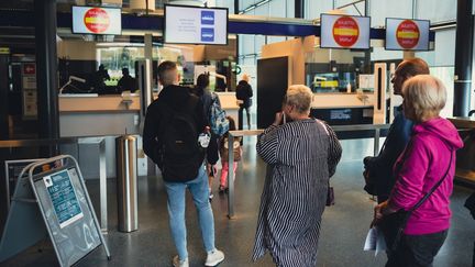 Des touristes russes se font contrôler leur passeport le 28 juillet 2022 au poste frontière de Nuijamaa, Finlande. (ALESSANDRO RAMPAZZO / AFP)