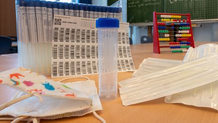 Un kit de tests Covid-19 dans une école, ici en Allemagne. Photo d'illustration. (PETER KNEFFEL / DPA)