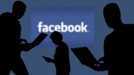 Le réseau social Facebook a mis en place une "war room" pour lutter contre les manipulations de l'information. (FRANKHOERMANN / SVEN SIMON / AFP)