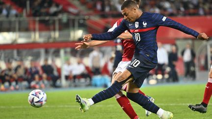 Kylian Mbappé inscrit le but égalisateur face à l'Autriche en Ligue des nations, le 10 juin à Vienne.&nbsp; (JOE KLAMAR / AFP)