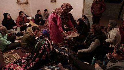 A la fin de l'excursion, les touristes se sont rendues chez Oum Yasser, la première femme à être devenue guide. Agée de 47 ans, elle raconte aux visiteurs avoir commencé la randonnée dès son enfance et connaître les montagnes et la vallée par cœur. Les touristes l'ont questionnée aussi sur la vie dans le village, le mariage et le divorce. Des jeunes filles bédouines se sont associées au groupe et ont parlé de leurs souhaits de devenir guides. (SIPA/AP/NARIMAN EL-MOFTY)