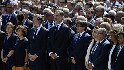 Le roi d'Espagne Felipe (au centre), assiste à la minute de silence en hommage aux victimes des attentats en Catalogne en compagnie du Premier ministre Mariano Rajoy (à sa droite), vendredi 18 août 2017 à Barcelone (Catalogne). (JAVIER SORIANO / AFP)