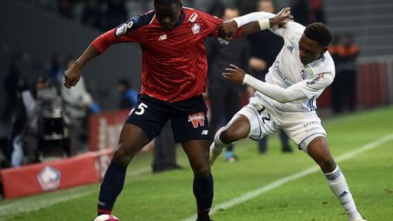 Bakary Soumaoro (Lille) au contact avec Anthony Goncalves (Strasbourg) (FRANCOIS LO PRESTI / AFP)