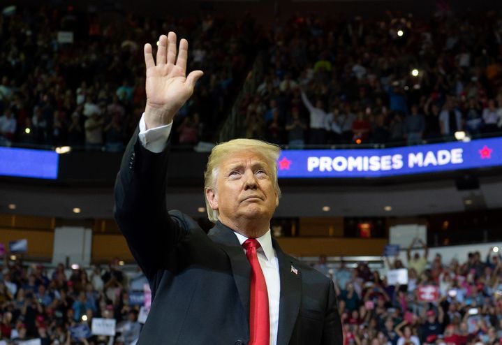 Donald Trump arrive à un meeting pour les "midterms" à Houston (Etats-Unis) le 22 octobre 2018. (SAUL LOEB / AFP)