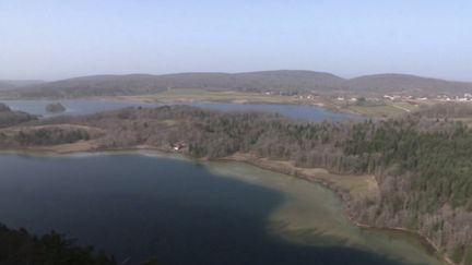 La météo est très douce dans le Jura. Les vacanciers réservent des locations pour venir profiter du beau temps mais aussi admirer les paysages magnifiques.
 (CAPTURE ECRAN FRANCE 3)