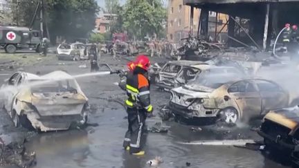 Jeudi 14 juillet, au moins 23 personnes ont perdu la vie dans une frappe russe, à Vinnytsia, dans le centre de l’Ukraine. Les rues étaient bondées. (FRANCEINFO)