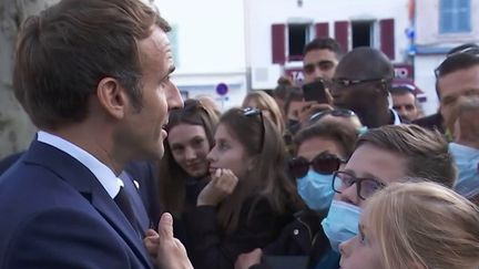 Politique : Emmanuel Macron vient défendre son bilan devant les Français. (FRANCEINFO)