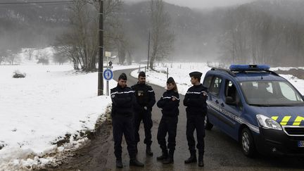 Des gendarmes bloquent l'accès à une route menant au lieu où le corps de la petite Maëlys était recherché, le 15 février 2018 à&nbsp;Attignat-Oncin (Savoie). (Photo d'illustration) (PHILIPPE DESMAZES / AFP)