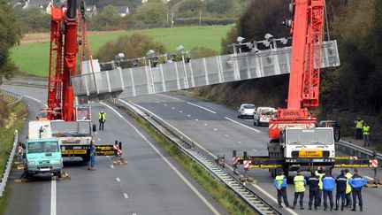 Le portique &eacute;cotaxe de Pont-de-Buis-l&egrave;s-Quimerch (Finist&egrave;re) a &eacute;t&eacute; d&eacute;mont&eacute; sous la supervision des forces de police, jeudi 31 octobre 2013, en pr&eacute;vision de la manifestation de samedi. (FRED TANNEAU / AFP)