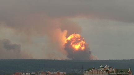 Une vue des flammes s'élevant du dépôt de munitions près de la ville d'Achinsk, dans la région de Krasnoïarsk, en Russie, le 5 août 2019. (DMITRY DUB / REUTERS)