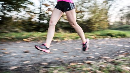 Une femme fait son jogging sur un chemin de campagne. (LE MENSUEL / MAXPPP)