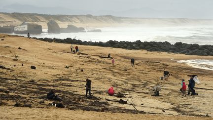 Des promeneurs marches sur une plage de Capbreton&nbsp;(Landes), le 11 novembre 2019, où des paquets de cocaïne ont été découverts ces dernières semaines.
 (GAIZKA IROZ / AFP)