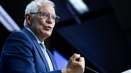 Josep Borrell durant une conférence de presse après un conseil européen de défense à Bruxelles, le 17 mai 2022. (KENZO TRIBOUILLARD / AFP)