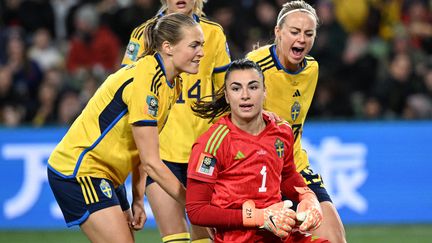 Les Suédoises et leur gardienne Zecira Musovic lors du huitième de finale de la Coupe du monde 2023 face aux Etats-Unis, le 6 août. (WILLIAM WEST / AFP)