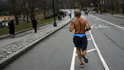 A New York, on a battu des records de chaleur pour Noël. Shirts et t-shrits ataient&nbsp;de sortis à Central Park. Le 24 décembre, on a relevé 22°C à Manhattan, où la neige est habituelle en cette saison. Dans la nuit du 24 au 25, il a fait&nbsp;18,8°C, une température qui a dépassé le record datant de 1871.&nbsp; (EDUARDO MUNOZ / REUTERS)