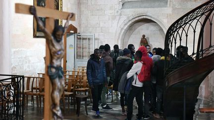 Une quarantaine de mineurs isolés ont passé la nuit du mardi 21 au mercredi 22 novembre dans l'église Saint-Ferréol de Marseille. (BORIS HORVAT / AFP)