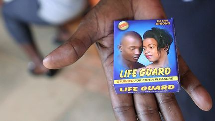 Un responsable politique ougandais tend un pr&eacute;servatif, &agrave; Kampala, le&nbsp;30 novembre 2006. (STUART PRICE / AFP)