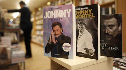 Des livres consacrés à&nbsp;Johnny Hallyday dans une librairie&nbsp;parisienne. (Olivier Corsan)