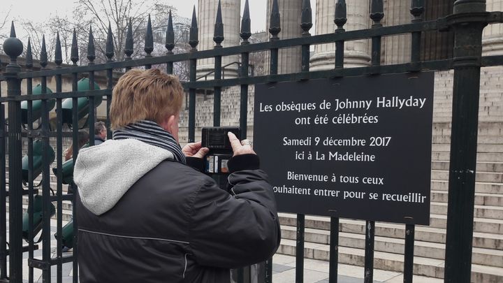 La plaque d'accueil devant l'église de la Madeleine, à Paris, le 9 janvier 2018. (SANDRINE ETOA-ANDEGUE / RADIO FRANCE)