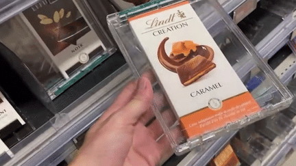 Consommation : pour lutter contre le vol à l'étalage, un supermarché a mis des antivols sur des tablettes de chocolat (France 2)