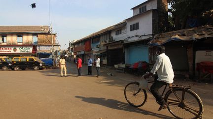 Des rues désertées à Mumbai, en Inde, où un confinement de la population a été ordonné pour lutter contre le coronavirus, le 24 mars 2020.&nbsp; (HIMANSHU BHATT / NURPHOTO / AFP)