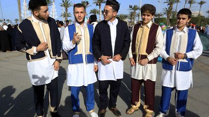 Le "zaboune" est un autre costume traditionnel. Il est composé d'une veste, d'un gilet, d'une chemise et d'un pantalon. Autour d'une chemise blanche, les autres pièces sont de couleurs variées. (MAHMUD TURKIA / AFP)