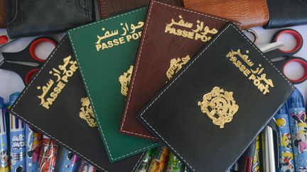 Des étuis&nbsp;de passeports exposés à la vente, le mercredi 28 juin 2017 à Rabat, au Maroc. (ARTUR WIDAK / NURPHOTO)