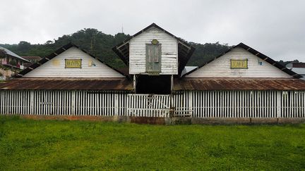 Bien souvent, ces anciens "contratados" et leurs descendants ne vivent que de la petite pension du gouvernement sao-toméen et de l'aide de 120 euros reçue tous les trois mois par le Cap-Vert. Quant aux plus jeunes, ils vivent de petits métiers informels dans des anciennes roças laissées à l'abandon.&nbsp; &nbsp; &nbsp; (ADRIEN MAROTTE / AFP)