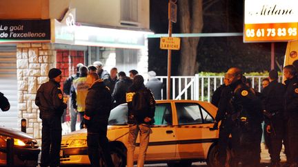 Des policiers s'affairent apr&egrave;s la mort d'un homme dans une fusillade visant une pizzeria du&nbsp;quartier des Izards, &agrave;&nbsp;Toulouse (Haute-Garonne), le 21 janvier 2014. (MAXPPP)