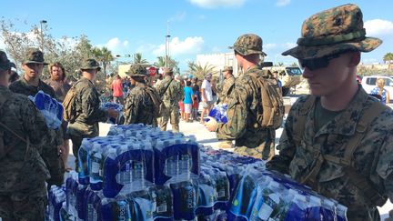 Des militaire distribuent des bouteilles d'eau aux habitants de Key West en Floride (Etats-Unis), le 13 septembre 2017. (ZACHARY FAGENSON / REUTERS)