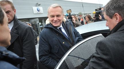 Le Premier ministre Jean-Marc Ayrault&nbsp;&agrave; sa sortie d'une agence P&ocirc;le emploi &agrave;&nbsp;Lorient (Morbihan) le 27 d&eacute;cembre 2013.&nbsp; (FRANK PERRY / AFP)