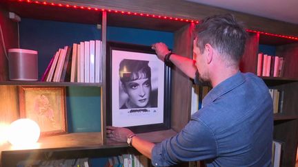 Trente ans après sa mort, personne n'a oublié le talent et la gouaille d’Arletty.&nbsp;Dans le quartier du Canal Saint-Martin, à Paris, décor du célèbre "Hôtel Du Nord", la comédienne a laissé une empreinte indélébile.&nbsp;Les plus anciens s'en souviennent encore aujourd’hui. (FRANCE 3)