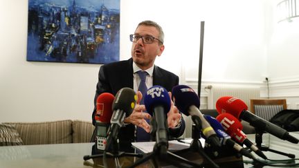 Thibault de Montbrial, l'avocat des policiers, lors d'une conférence de presse à Paris, le 8 janvier 2020. (THOMAS SAMSON / AFP)