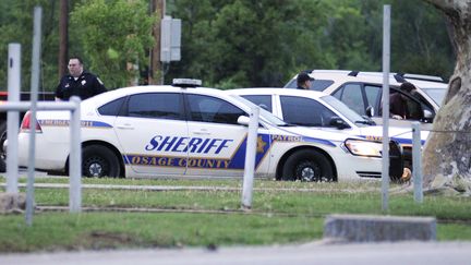 Des membres du bureau du sheriff du comt&eacute; d'Osage s'appr&ecirc;tent &agrave; assister la police dans la chasse &agrave; l'homme contre les meurtriers de trois Noirs, le 7 avril 2012 &agrave; Tulsa (Oklahoma).&nbsp; (LARRY PAPKE / REUTERS)