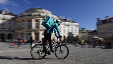 Un&nbsp;livreur à domicile à&nbsp;Rennes (VINCENT MICHEL / LE MENSUEL DE RENNES / MAXPPP)