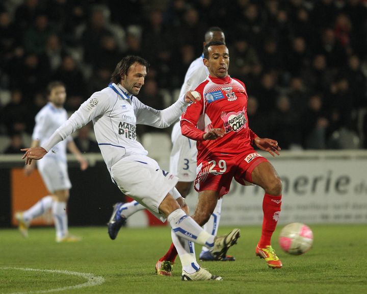 L'Ajaccien Eduardo &eacute;chappe &agrave; l'Auxerrois Hengbart, lors de la victoire de son &eacute;quipe &agrave; domicile 2-1 le 14 janvier 2012. (MICHEL LUCCIONI / MAXPPP)