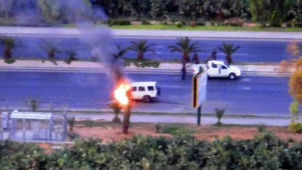 Un v&eacute;hicule des forces de s&eacute;curit&eacute; syriennes est frapp&eacute; par une explosion dans la banlieue de Damas (Syrie), le 27 mai 2012. (AFP / SHAAM NEWS NETWORK)