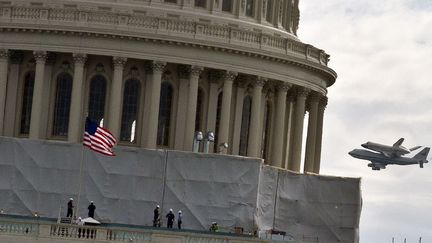 Les toits des immeubles et monuments de Washington &eacute;taient occup&eacute;s par des employ&eacute;s d&eacute;sirant apercevoir au plus pr&egrave;s la navette. (NICHOLAS KAMM / AFP)