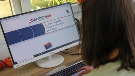 Une élève consulte le site de Parcoursup pour accéder à l'enseignement supérieur à Roncq (Nord), le 1er juin 2021. (MAXPPP)