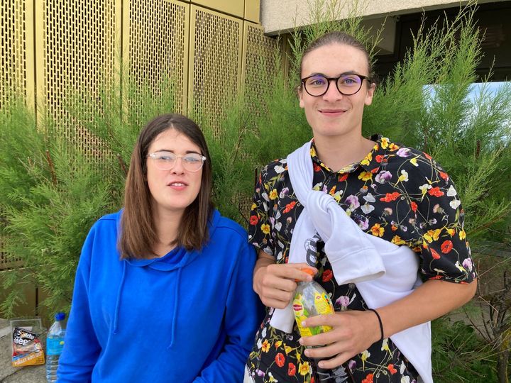 Clémentine et Timothé, deux élèves de la classe de&nbsp;1ère &nbsp;STMG du lycée Benjamin Franklin d'Auray (Morbihan) rFestival Etonnants Voyageurs, Saint-Malo le 3 juin 2022 (Laurence Houot / FRANCEINFO CULTURE)